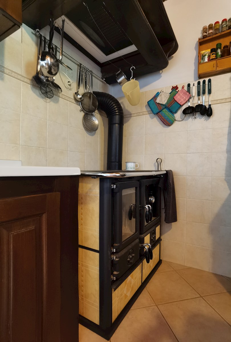 Casa in pietra d'Istria ristrutturata con ampio giardino in un tranquillo villaggio vicino a Parenzo