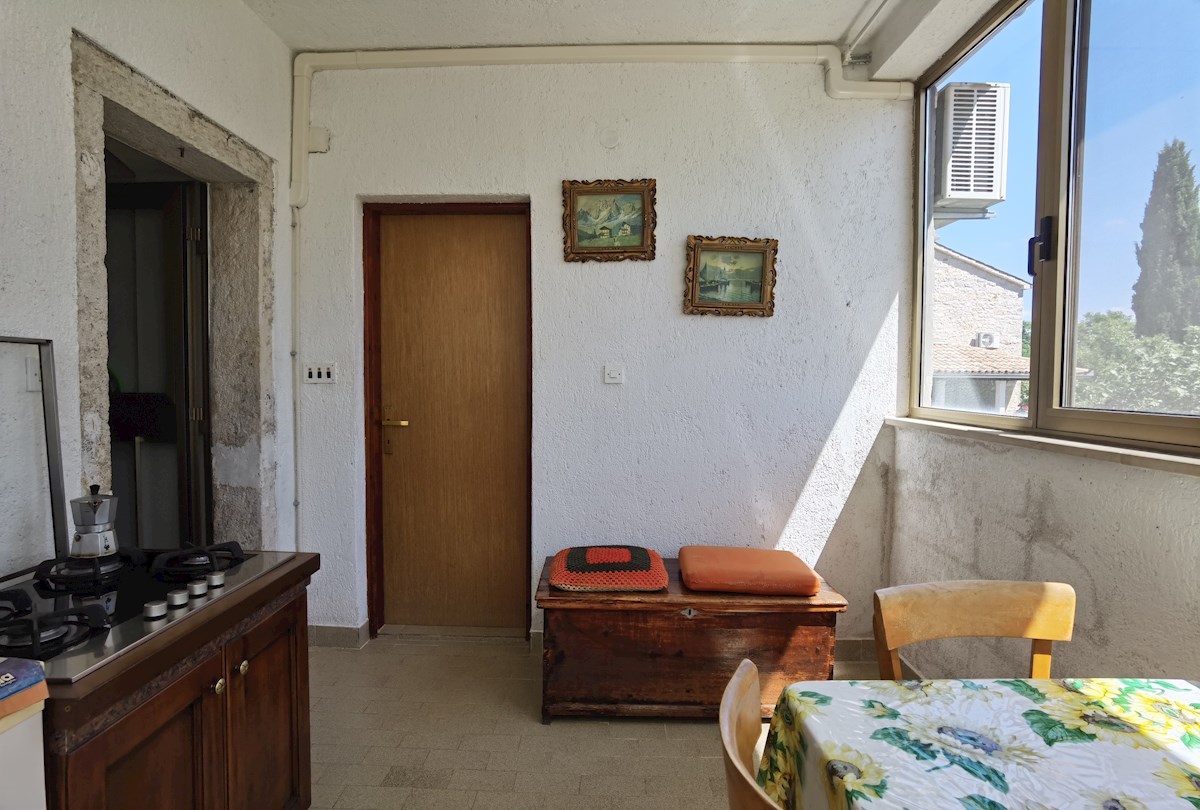 Casa in pietra d'Istria ristrutturata con ampio giardino in un tranquillo villaggio vicino a Parenzo