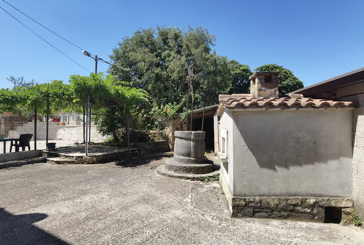 Casa in pietra d'Istria ristrutturata con ampio giardino in un tranquillo villaggio vicino a Parenzo