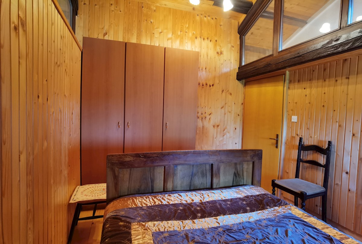 Casa in pietra d'Istria ristrutturata con ampio giardino in un tranquillo villaggio vicino a Parenzo