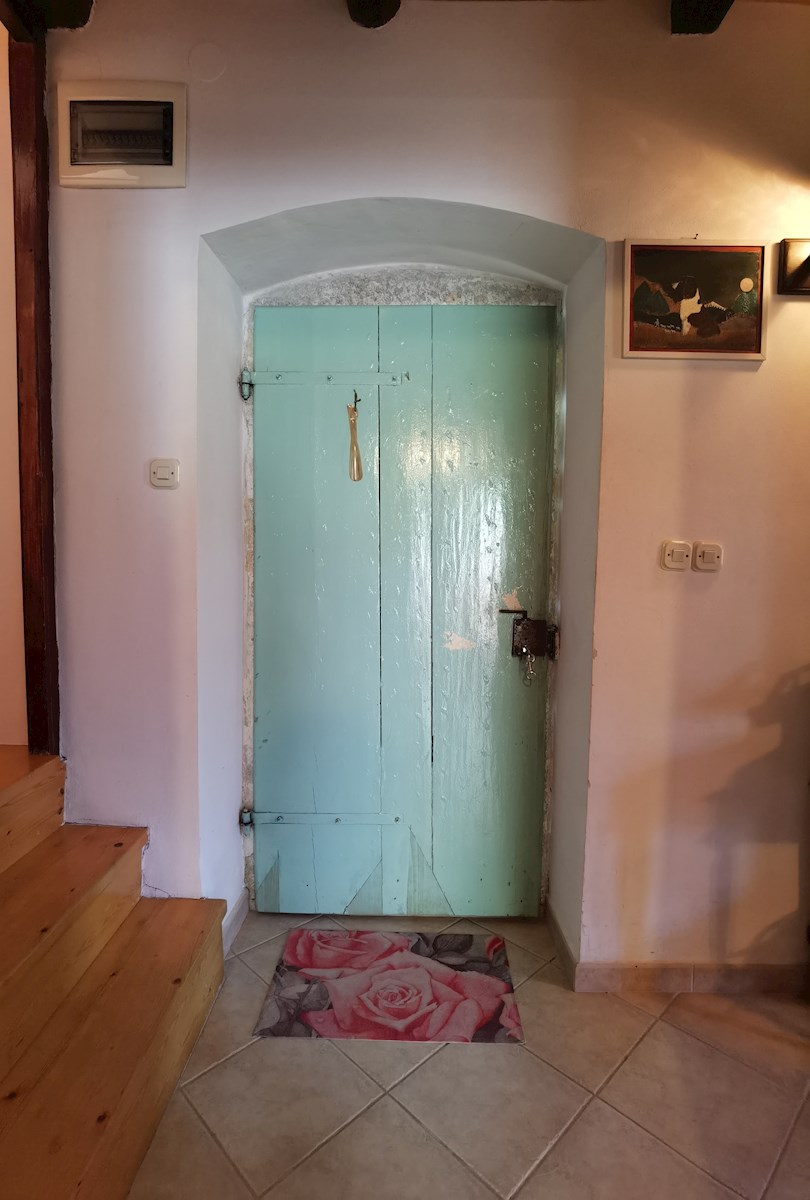 Casa in pietra d'Istria ristrutturata con ampio giardino in un tranquillo villaggio vicino a Parenzo