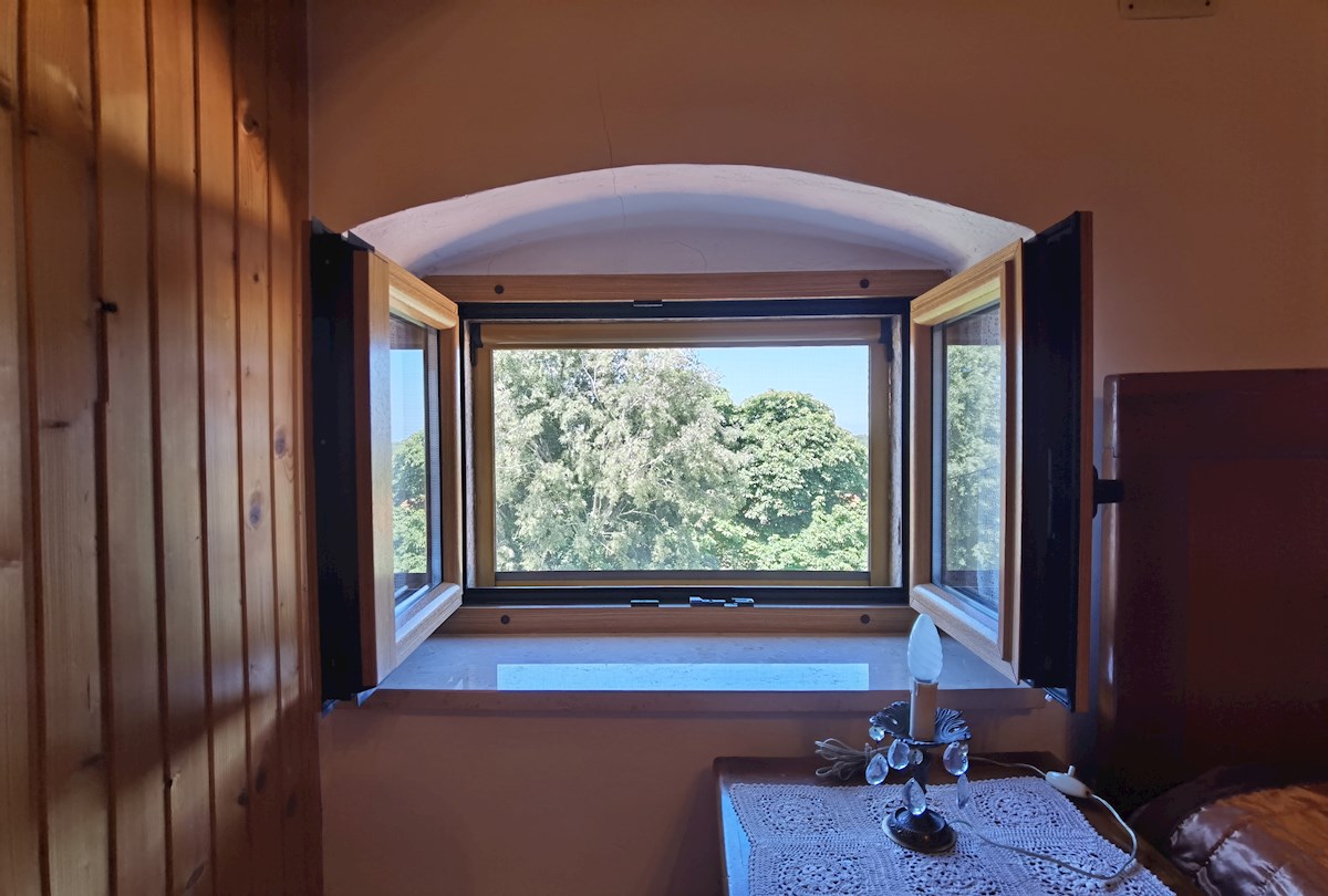 Casa in pietra d'Istria ristrutturata con ampio giardino in un tranquillo villaggio vicino a Parenzo