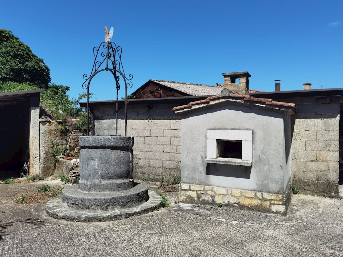 Casa in pietra d'Istria ristrutturata con ampio giardino in un tranquillo villaggio vicino a Parenzo