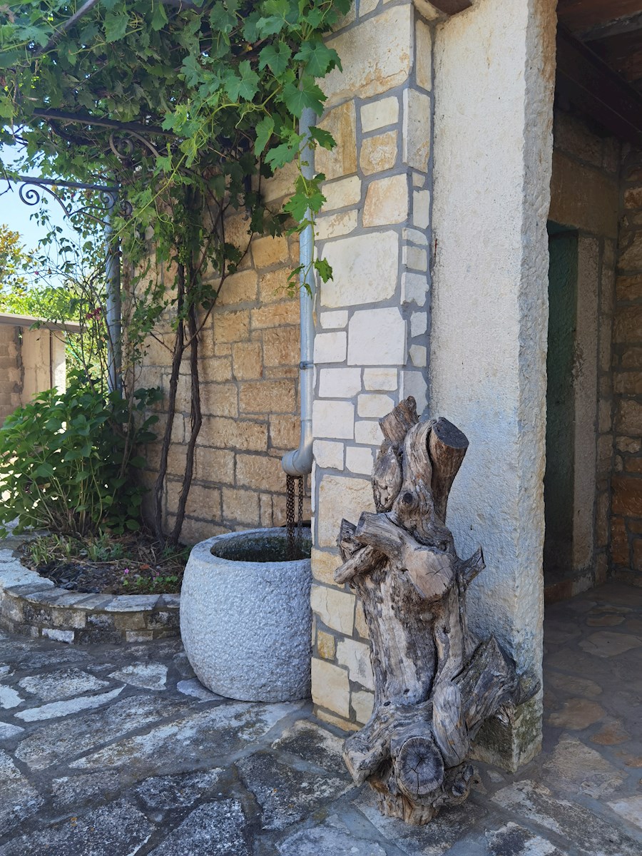 Casa in pietra d'Istria ristrutturata con ampio giardino in un tranquillo villaggio vicino a Parenzo