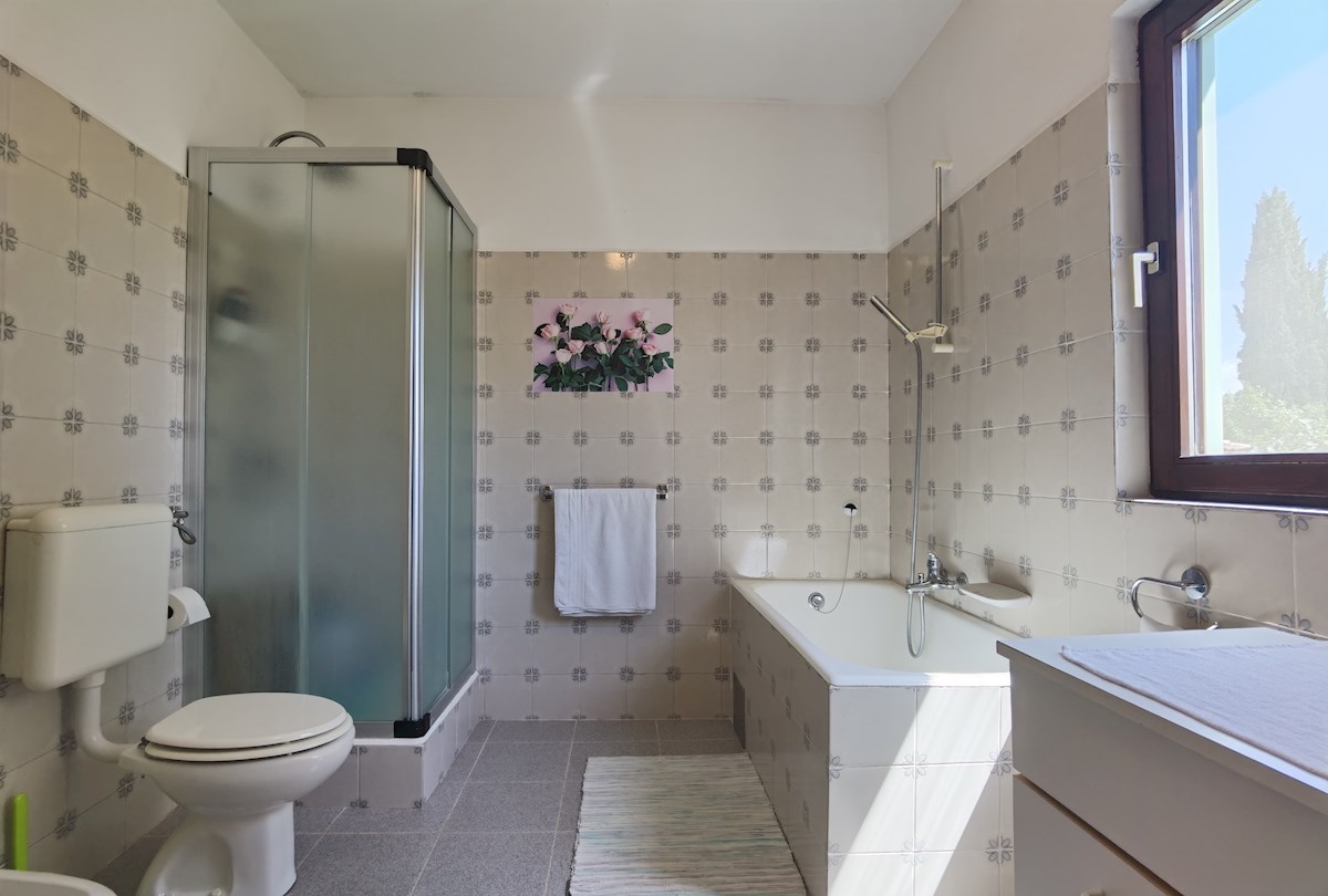 Casa in pietra d'Istria ristrutturata con ampio giardino in un tranquillo villaggio vicino a Parenzo