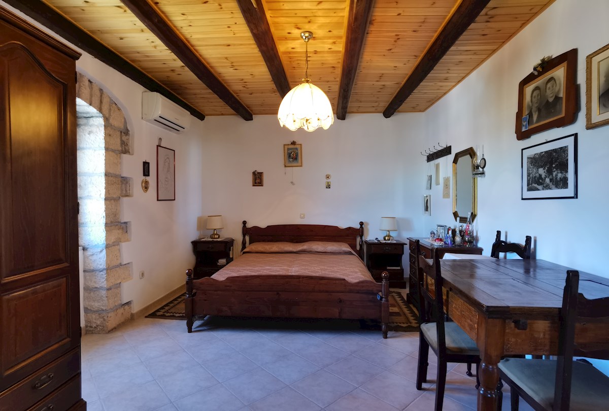 Casa in pietra d'Istria ristrutturata con ampio giardino in un tranquillo villaggio vicino a Parenzo