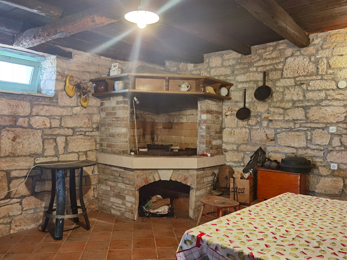 Casa in pietra d'Istria ristrutturata con ampio giardino in un tranquillo villaggio vicino a Parenzo