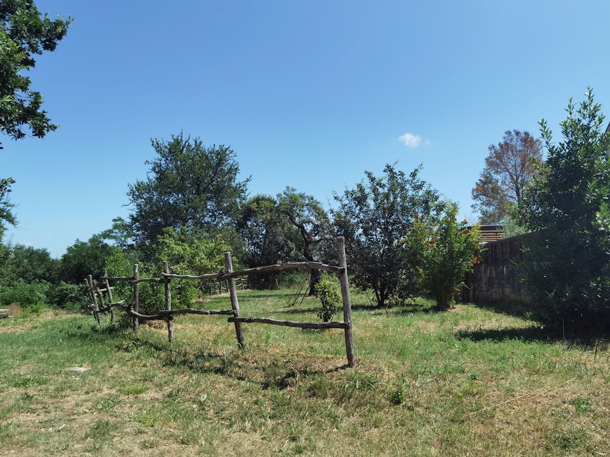 Casa in pietra d'Istria ristrutturata con ampio giardino in un tranquillo villaggio vicino a Parenzo