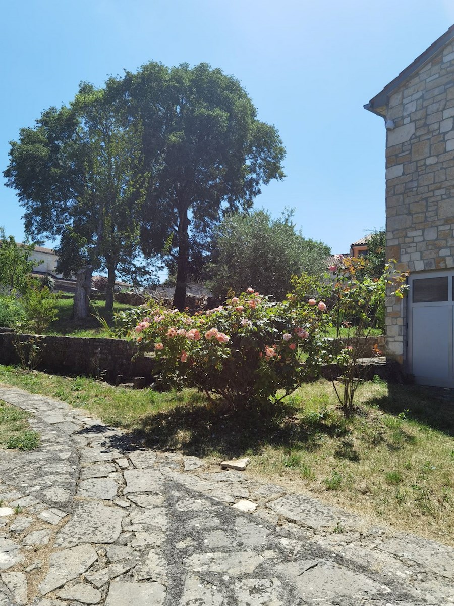 Casa in pietra d'Istria ristrutturata con ampio giardino in un tranquillo villaggio vicino a Parenzo