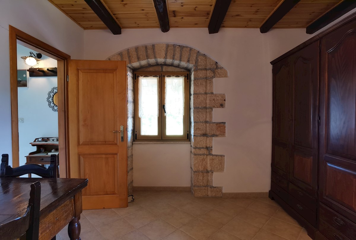 Casa in pietra d'Istria ristrutturata con ampio giardino in un tranquillo villaggio vicino a Parenzo