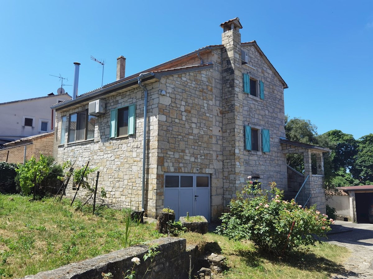 Casa in pietra d'Istria ristrutturata con ampio giardino in un tranquillo villaggio vicino a Parenzo
