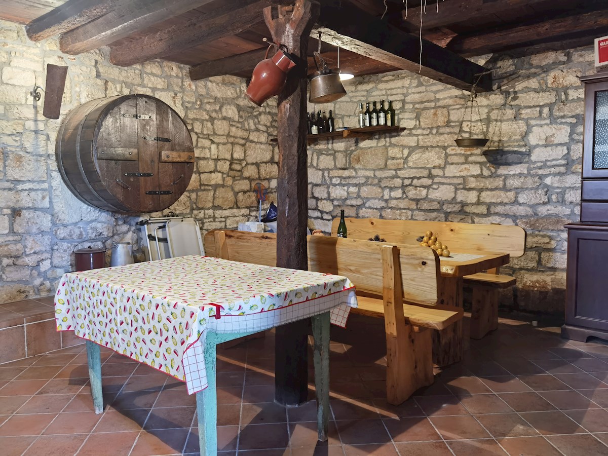 Casa in pietra d'Istria ristrutturata con ampio giardino in un tranquillo villaggio vicino a Parenzo