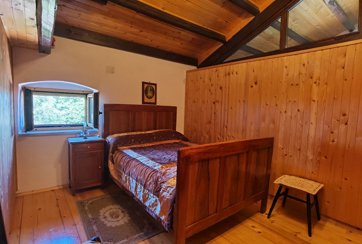 Casa in pietra d'Istria ristrutturata con ampio giardino in un tranquillo villaggio vicino a Parenzo