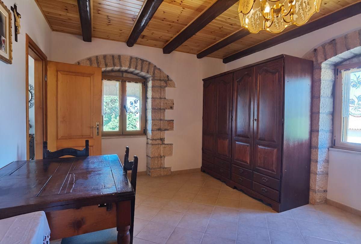 Casa in pietra d'Istria ristrutturata con ampio giardino in un tranquillo villaggio vicino a Parenzo