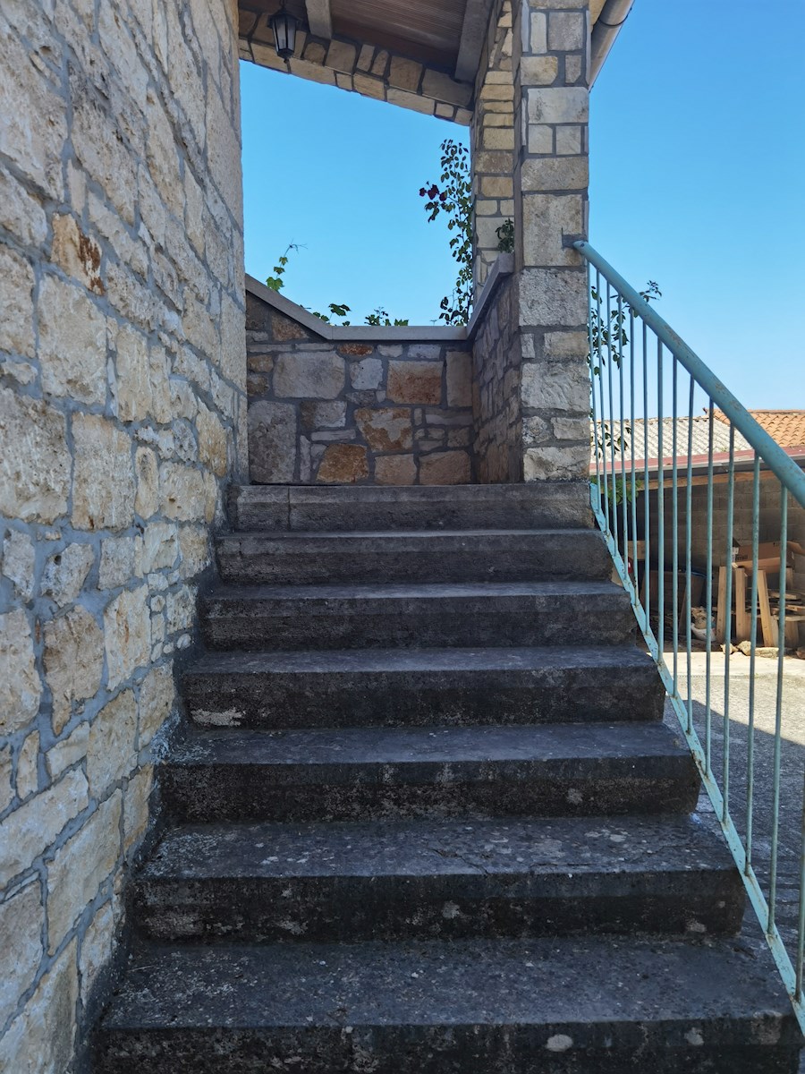 Casa in pietra d'Istria ristrutturata con ampio giardino in un tranquillo villaggio vicino a Parenzo