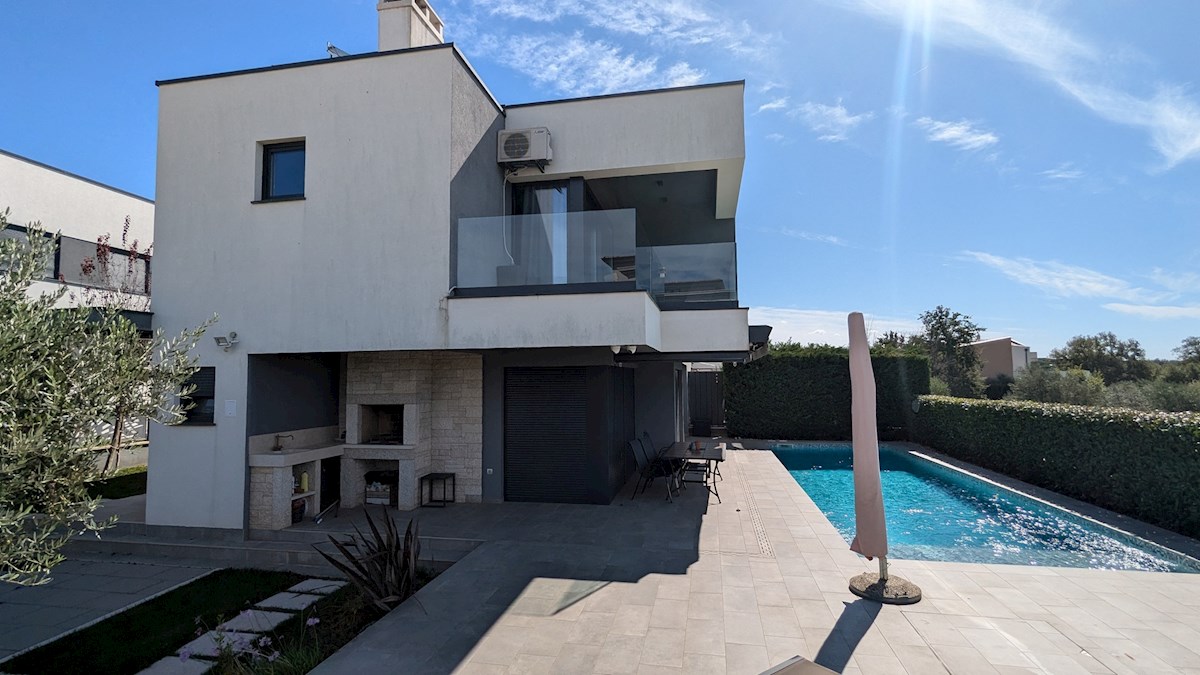Villa in vendita a Parenzo – Casa di lusso con piscina, a 500 m dal mare