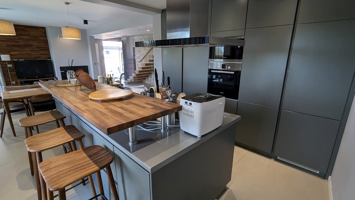 Villa in vendita a Parenzo – Casa di lusso con piscina, a 500 m dal mare