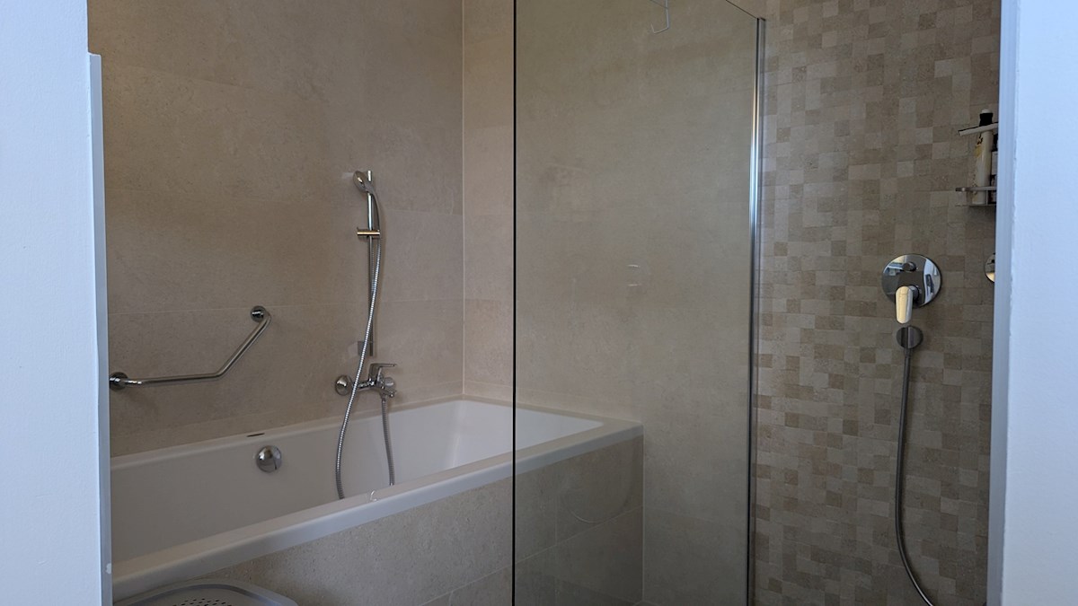 Villa in vendita a Parenzo – Casa di lusso con piscina, a 500 m dal mare