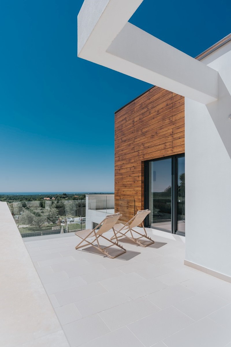 Villa moderna, architettonicamente interessante, con splendida vista mare