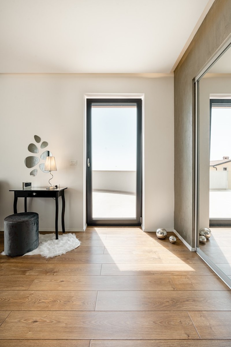 Villa moderna, architettonicamente interessante, con splendida vista mare