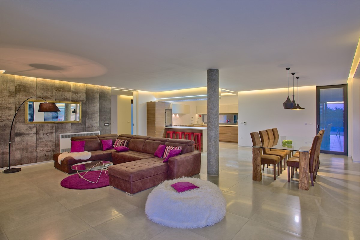 Villa moderna, architettonicamente interessante, con splendida vista mare