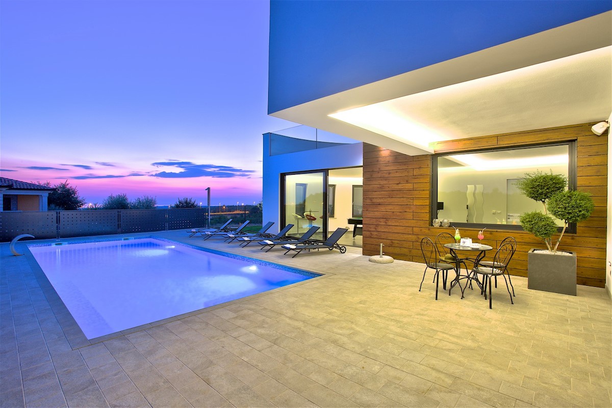 Villa moderna, architettonicamente interessante, con splendida vista mare