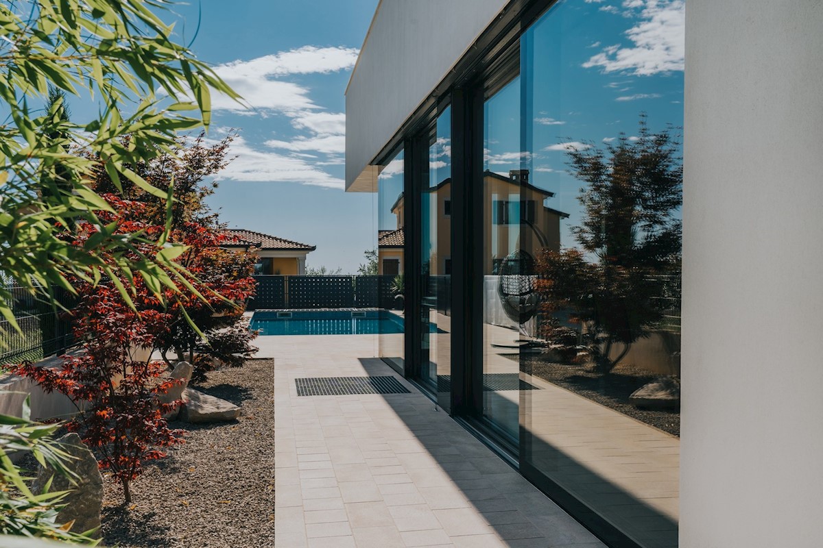 Villa moderna, architettonicamente interessante, con splendida vista mare