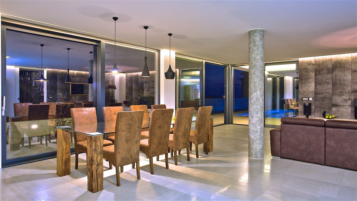 Villa moderna, architettonicamente interessante, con splendida vista mare