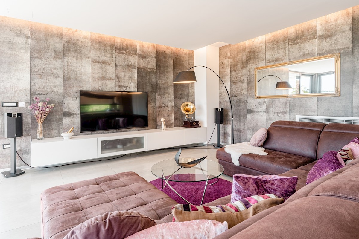Villa moderna, architettonicamente interessante, con splendida vista mare