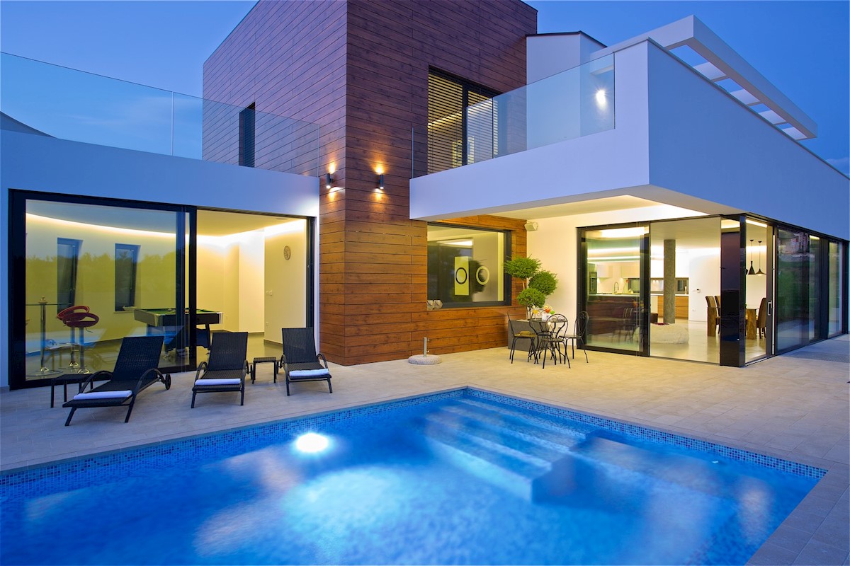 Villa moderna, architettonicamente interessante, con splendida vista mare