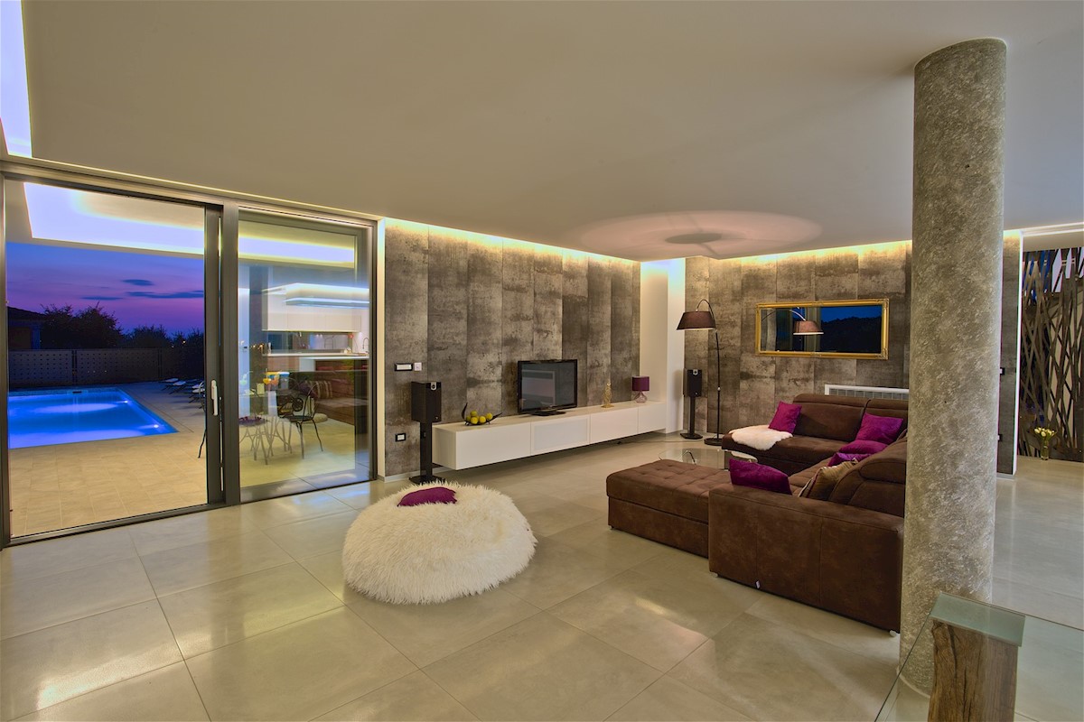 Villa moderna, architettonicamente interessante, con splendida vista mare