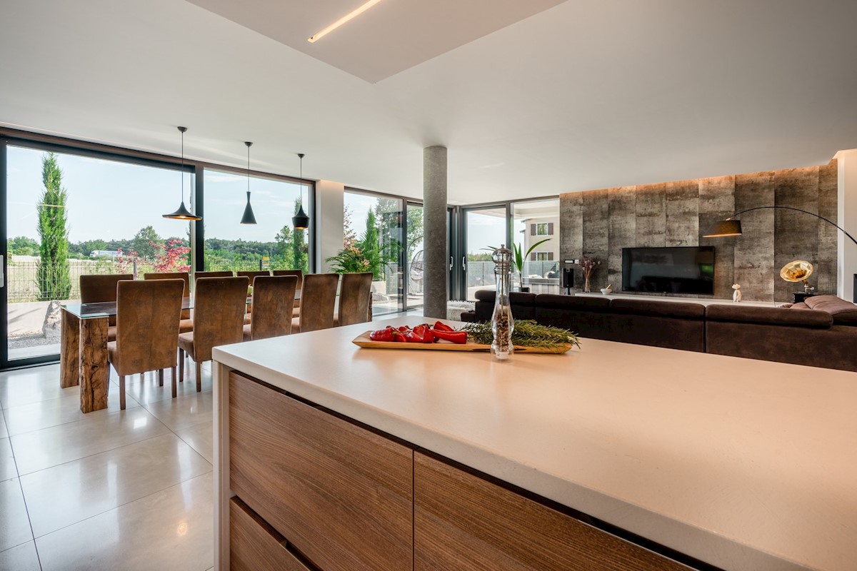 Villa moderna, architettonicamente interessante, con splendida vista mare