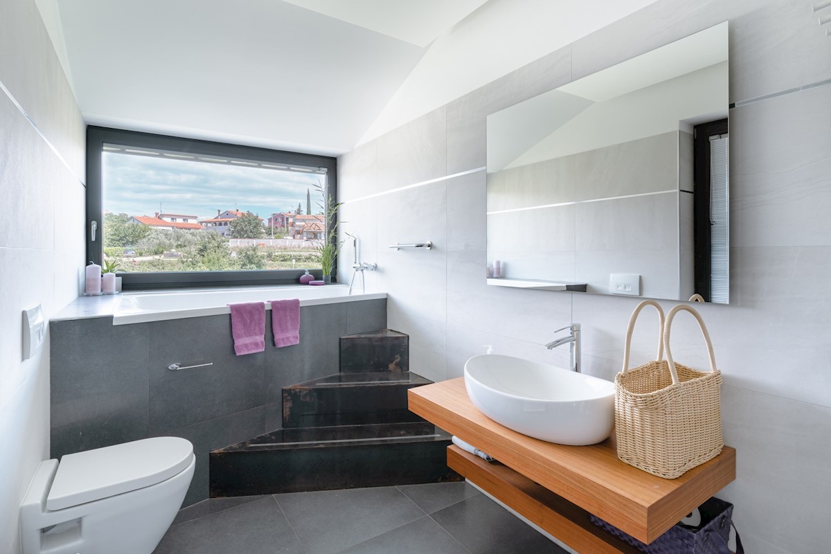Villa moderna, architettonicamente interessante, con splendida vista mare