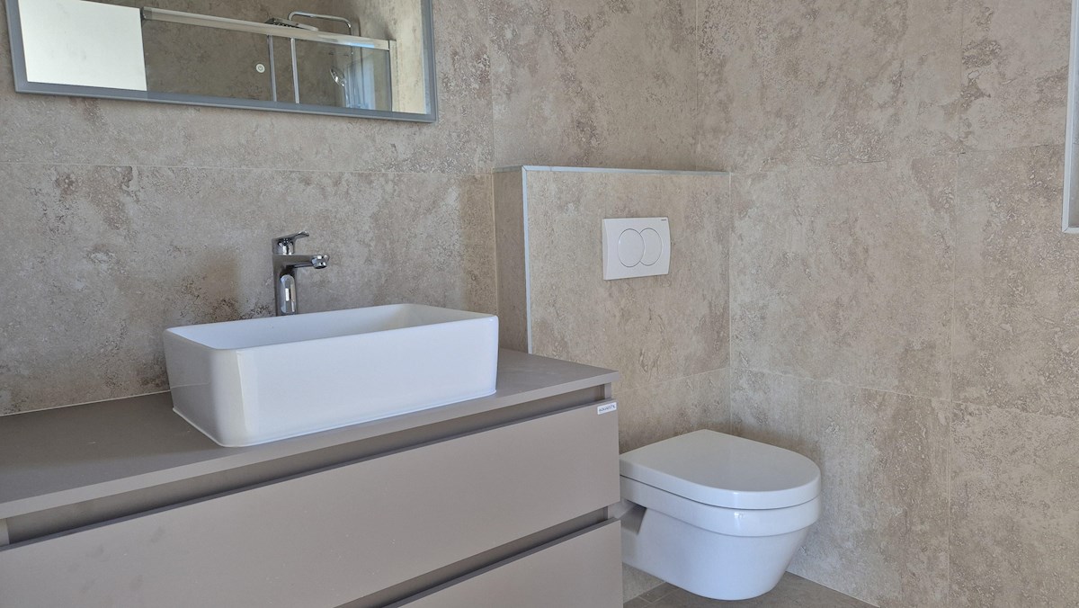 Appartamento al piano terra con giardino – nuova costruzione, 76 m², 2 posti auto, vicino al mare