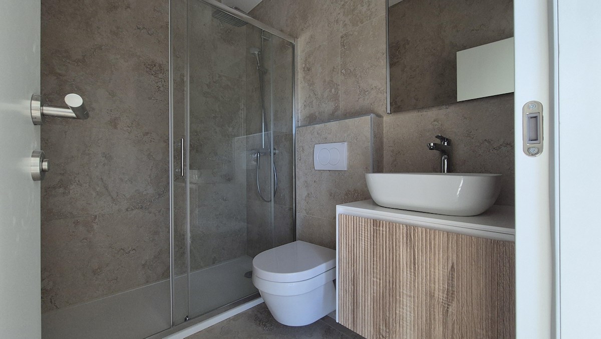 Appartamento al piano terra con giardino – nuova costruzione, 76 m², 2 posti auto, vicino al mare