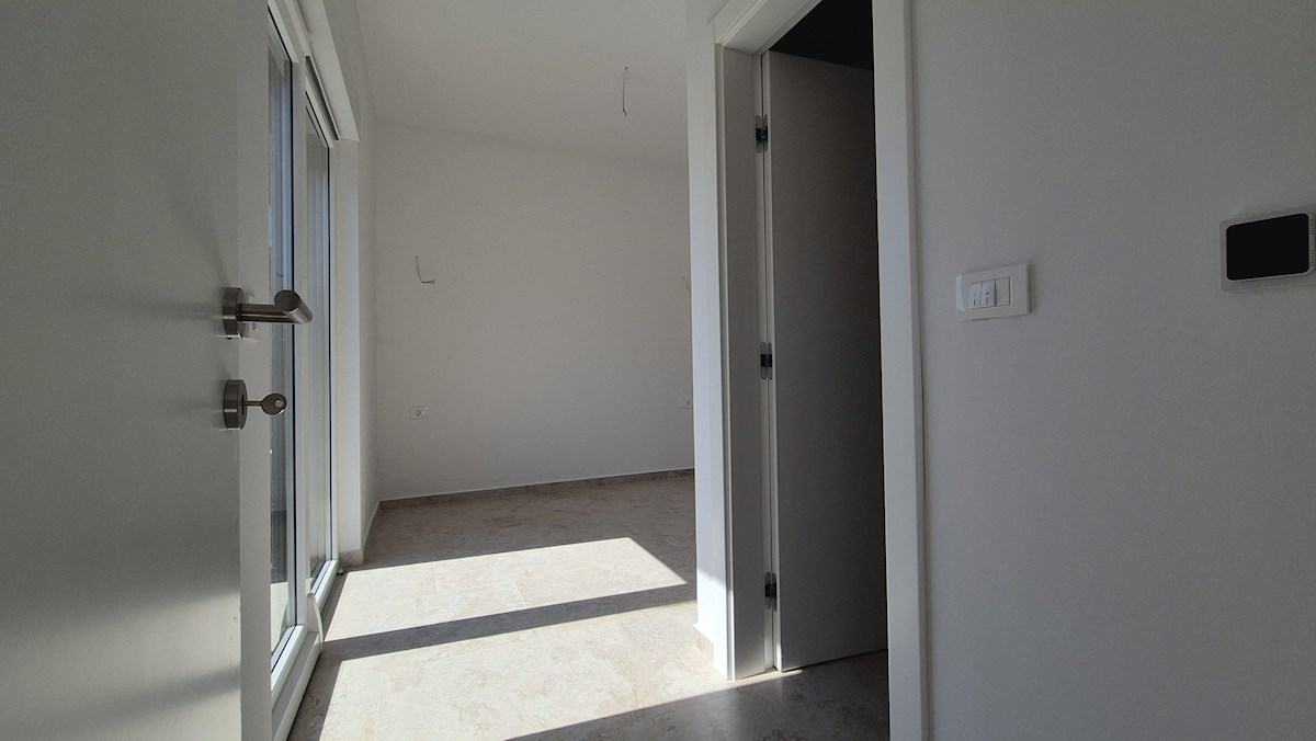 Appartamento al piano terra con giardino – nuova costruzione, 76 m², 2 posti auto, vicino al mare