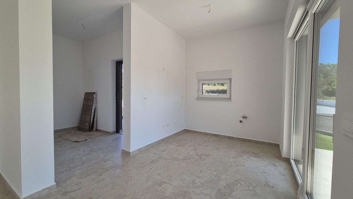 Appartamento al piano terra con giardino – nuova costruzione, 76 m², 2 posti auto, vicino al mare