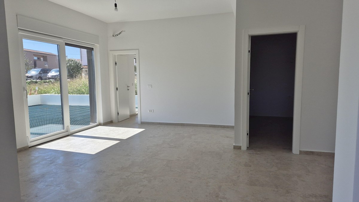 Appartamento al piano terra con giardino – nuova costruzione, 76 m², 2 posti auto, vicino al mare