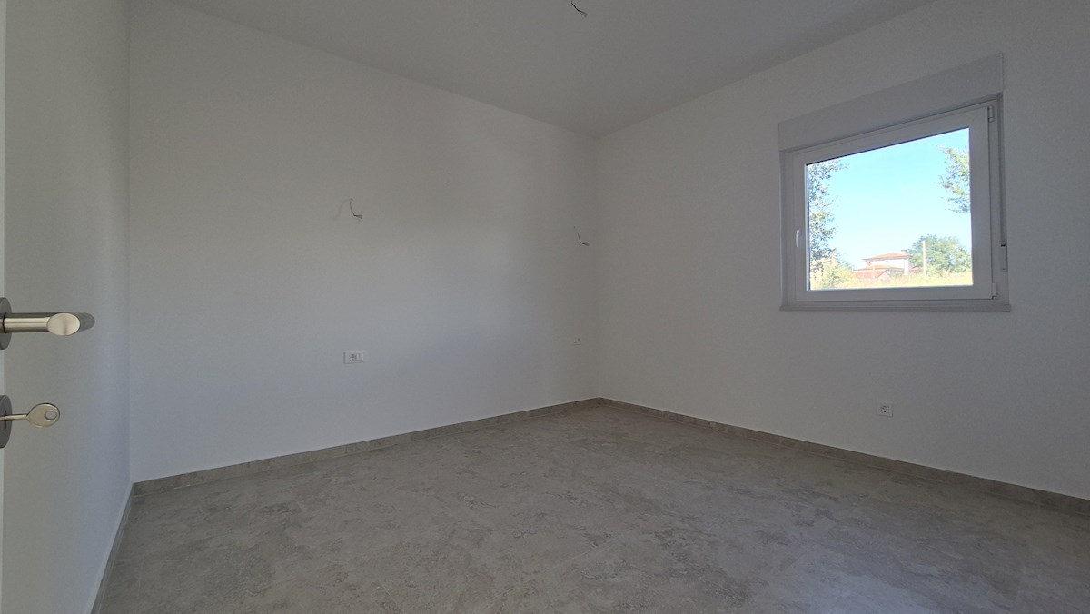 Appartamento al piano terra con giardino – nuova costruzione, 76 m², 2 posti auto, vicino al mare