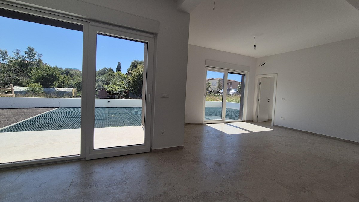 Appartamento al piano terra con giardino – nuova costruzione, 76 m², 2 posti auto, vicino al mare