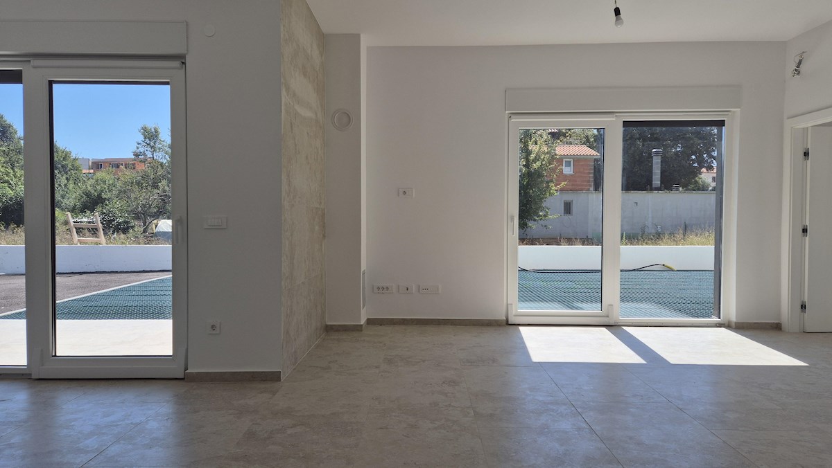 Appartamento al piano terra con giardino – nuova costruzione, 76 m², 2 posti auto, vicino al mare