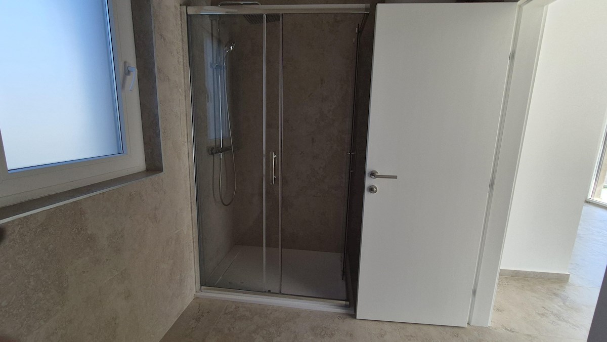 Appartamento al piano terra con giardino – nuova costruzione, 76 m², 2 posti auto, vicino al mare