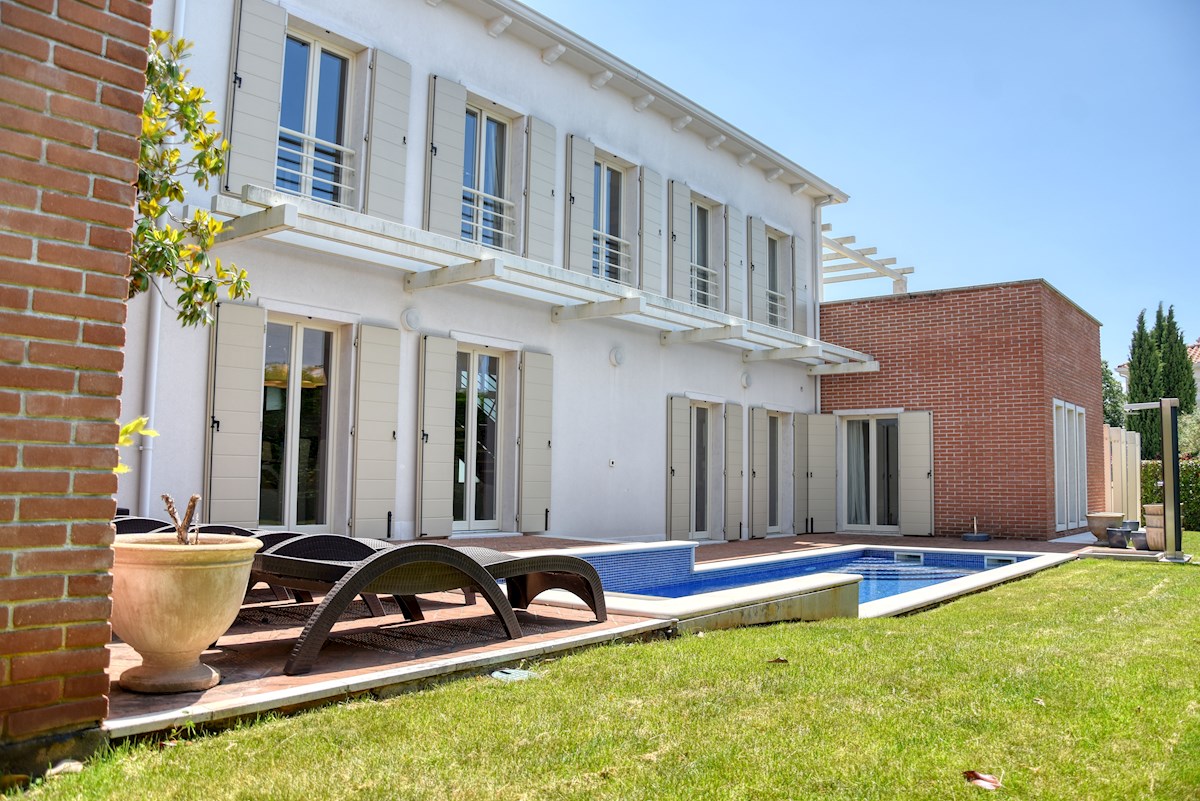 ESCLUSIVO: Il tuo resort privato con piscina di 54 m2 sulla costa occidentale dell'Istria