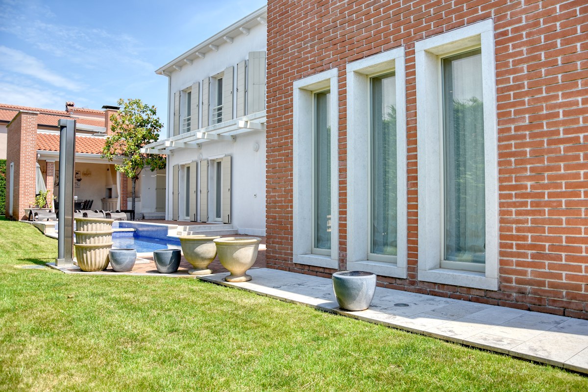 ESCLUSIVO: Il tuo resort privato con piscina di 54 m2 sulla costa occidentale dell'Istria