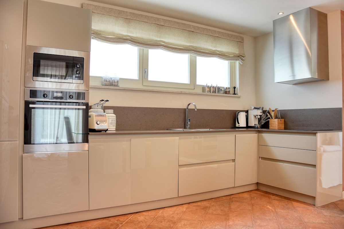 ESCLUSIVO: Il tuo resort privato con piscina di 54 m2 sulla costa occidentale dell'Istria