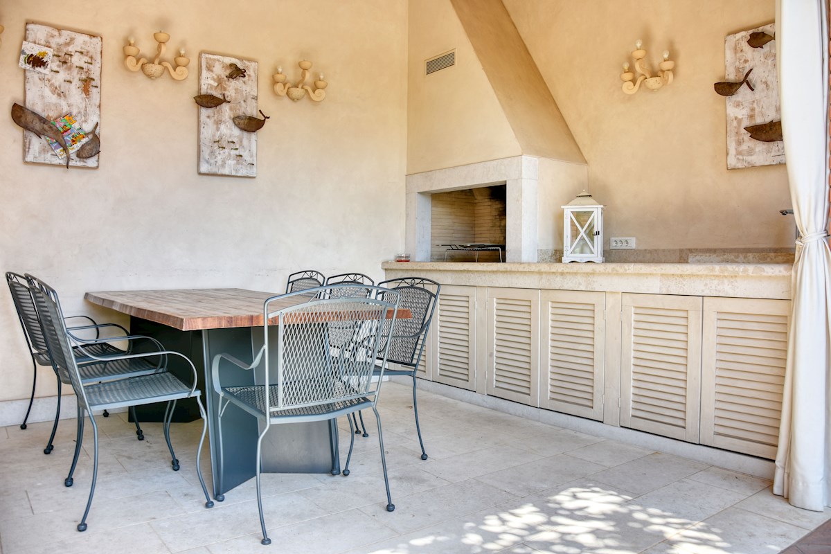 ESCLUSIVO: Il tuo resort privato con piscina di 54 m2 sulla costa occidentale dell'Istria