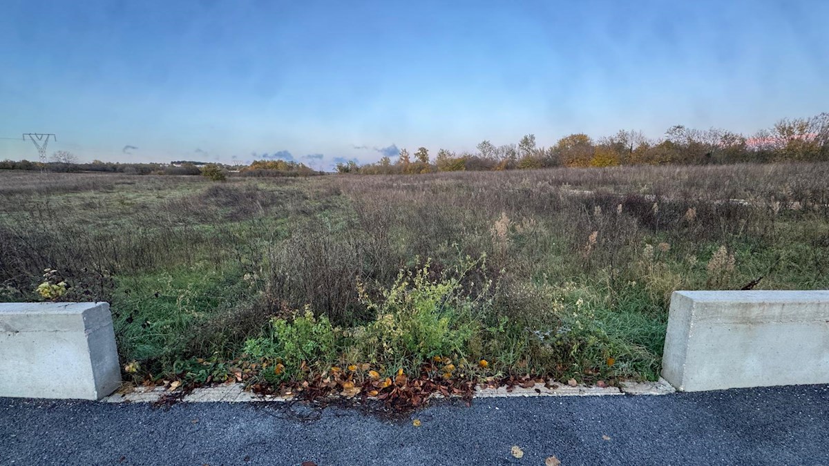 Terreno edificabile con permesso di costruire e infrastruttura - Marčana, Istria