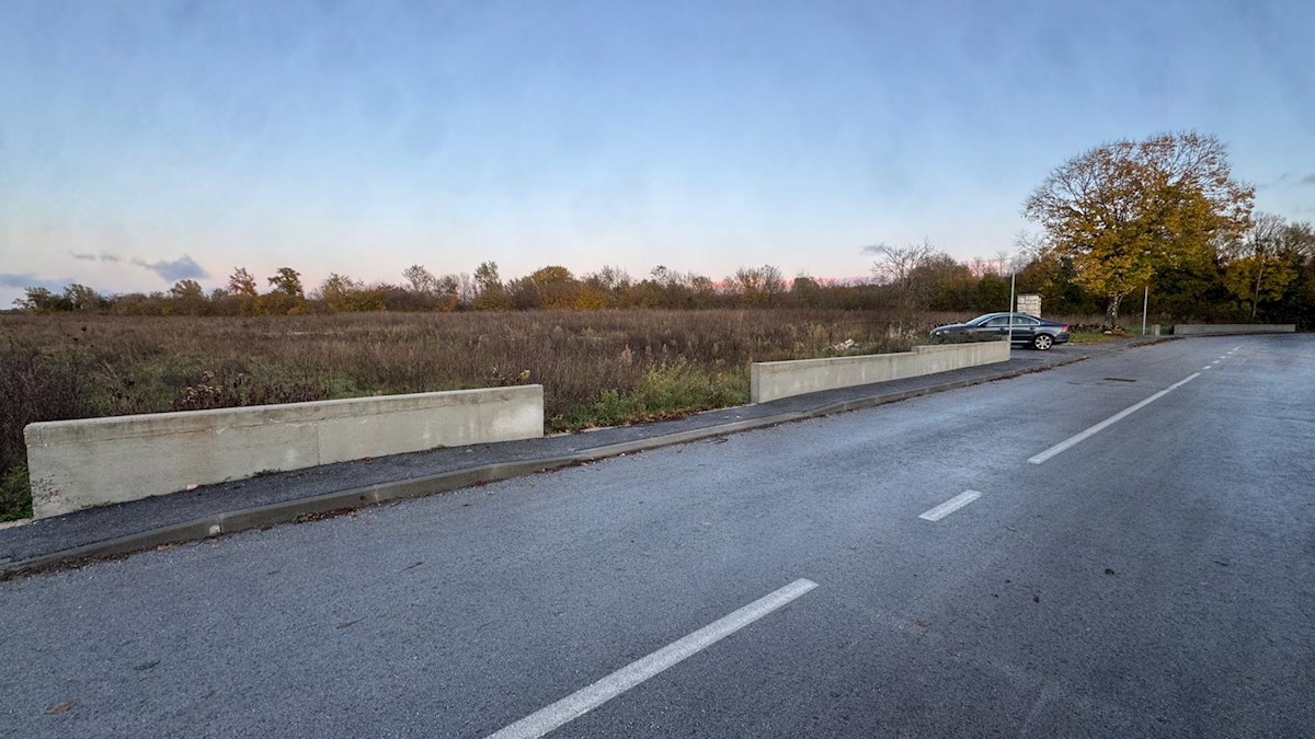 Terreno edificabile con permesso di costruire e infrastruttura - Marčana, Istria