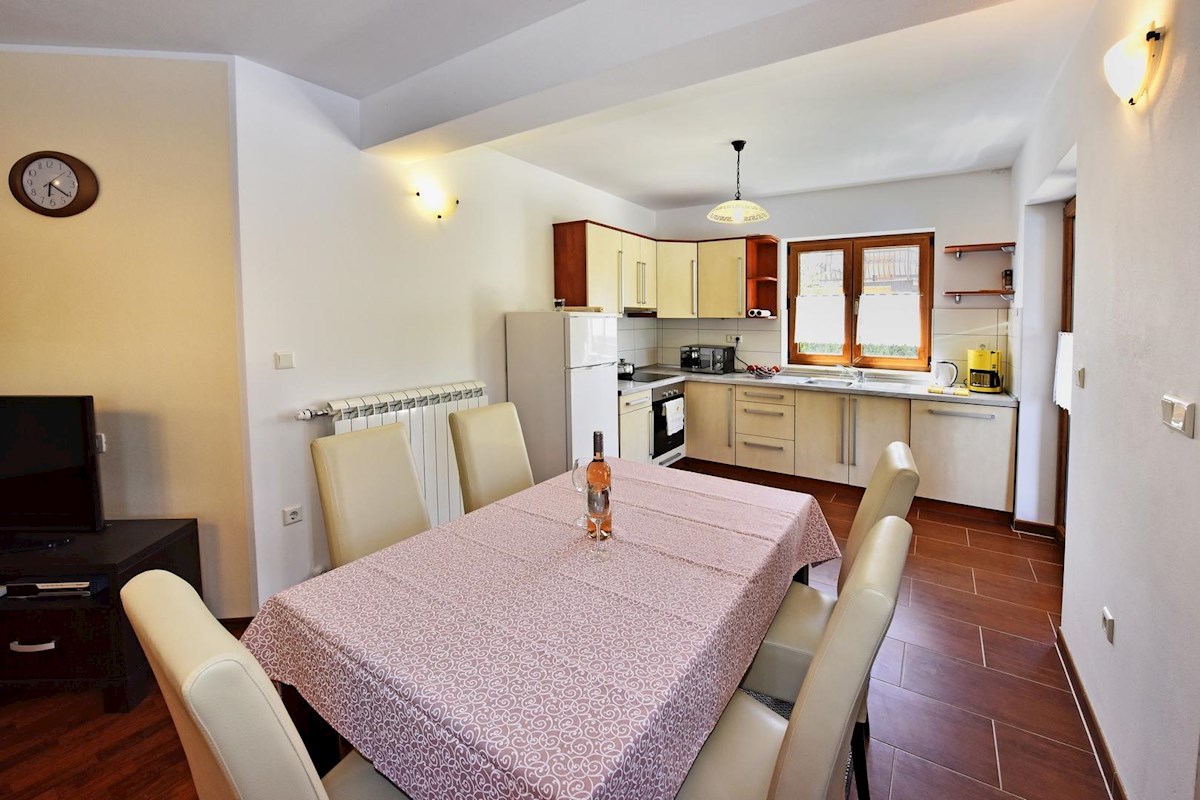 Casa con piscina e quattro unità abitative in zona tranquilla – vicino a Parenzo