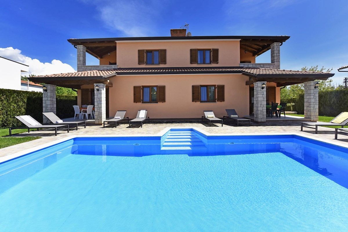 Casa con piscina e quattro unità abitative in zona tranquilla – vicino a Parenzo